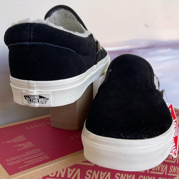 Vans • Men’s Classic Slip-On
Cozy Hug Black
VN0A5A08BM8
Sneakers - Picture 9 of 16